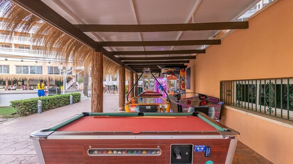 Hotel Parasol by Dorobe